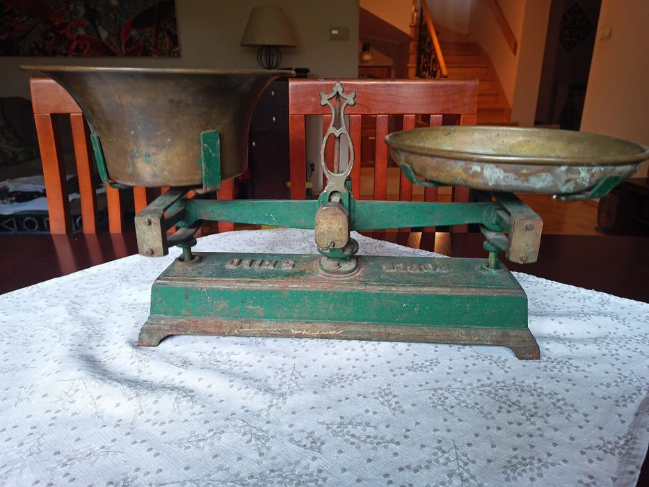 Zabytkowa waga szalkowa