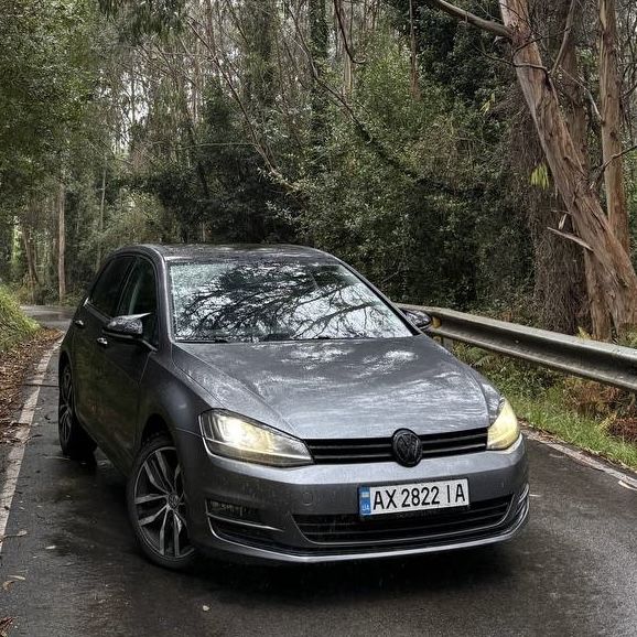 Volkswagen Golf 2015 року випуску (Америка) колір сірий.