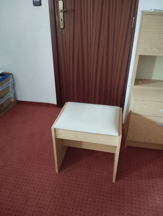 Mobília de madeira clara