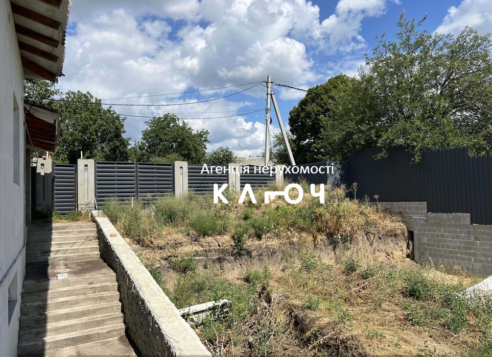 Продам сучасний будинок в мальовничому місці.