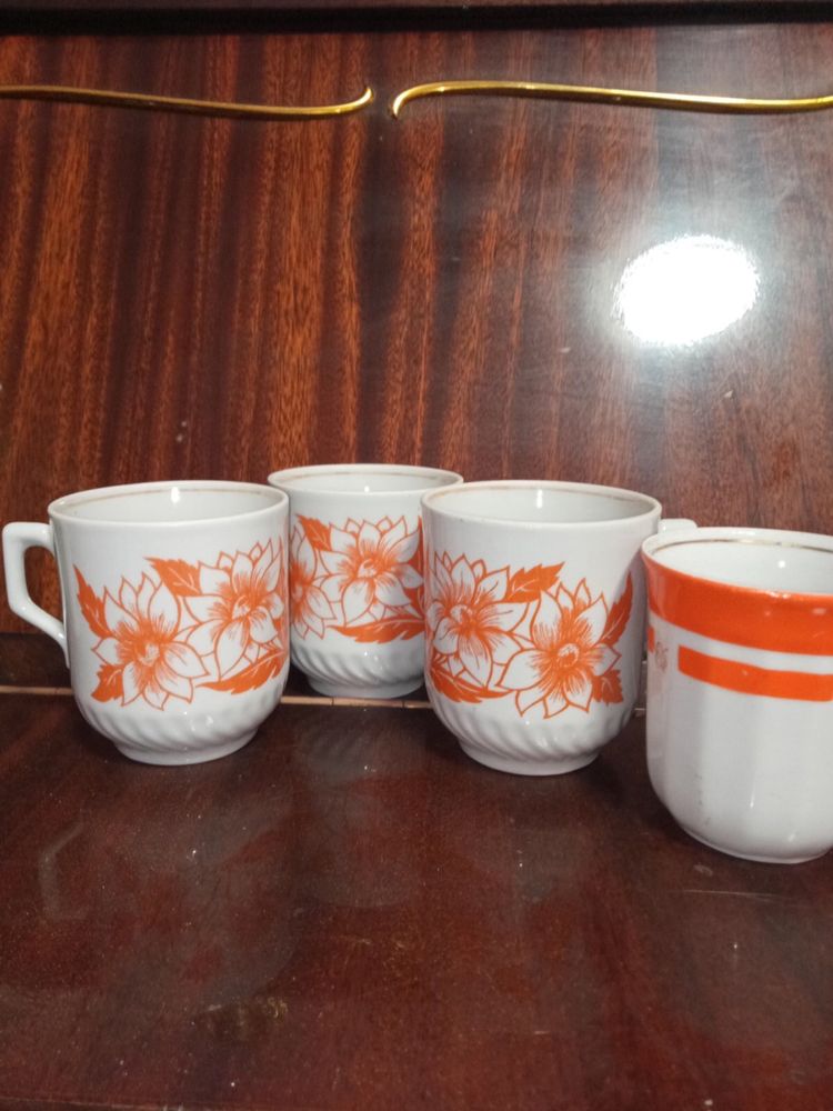 Молочники, большие тарелки и чашечки, чашки времён СССР