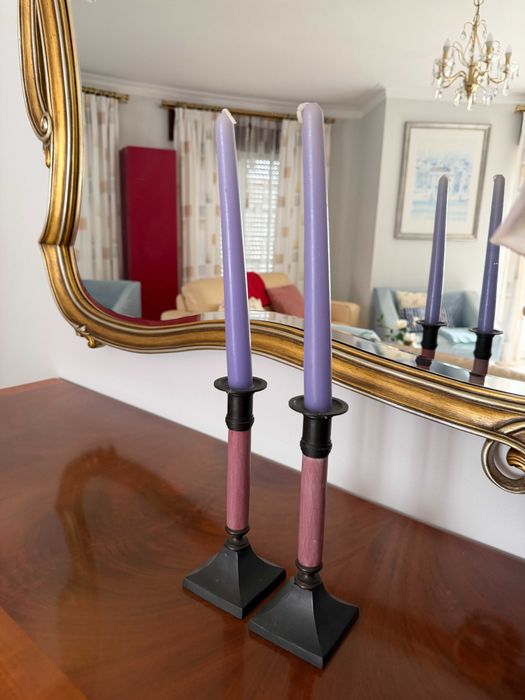 Conjunto de dois castiçais em ferro, com velas