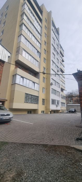 Здається напівпідвальне приміщення.