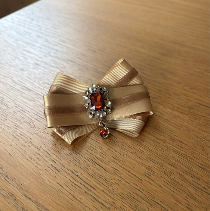 Broszka ozdoba beżowa z tasiemki