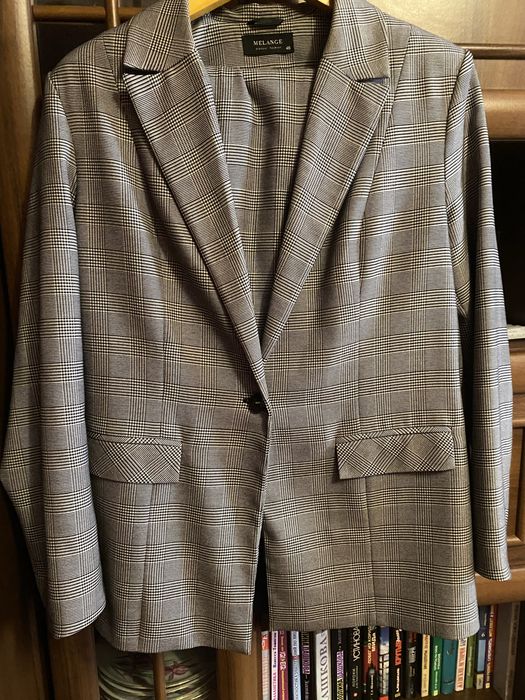 Жіночий брючний костюм