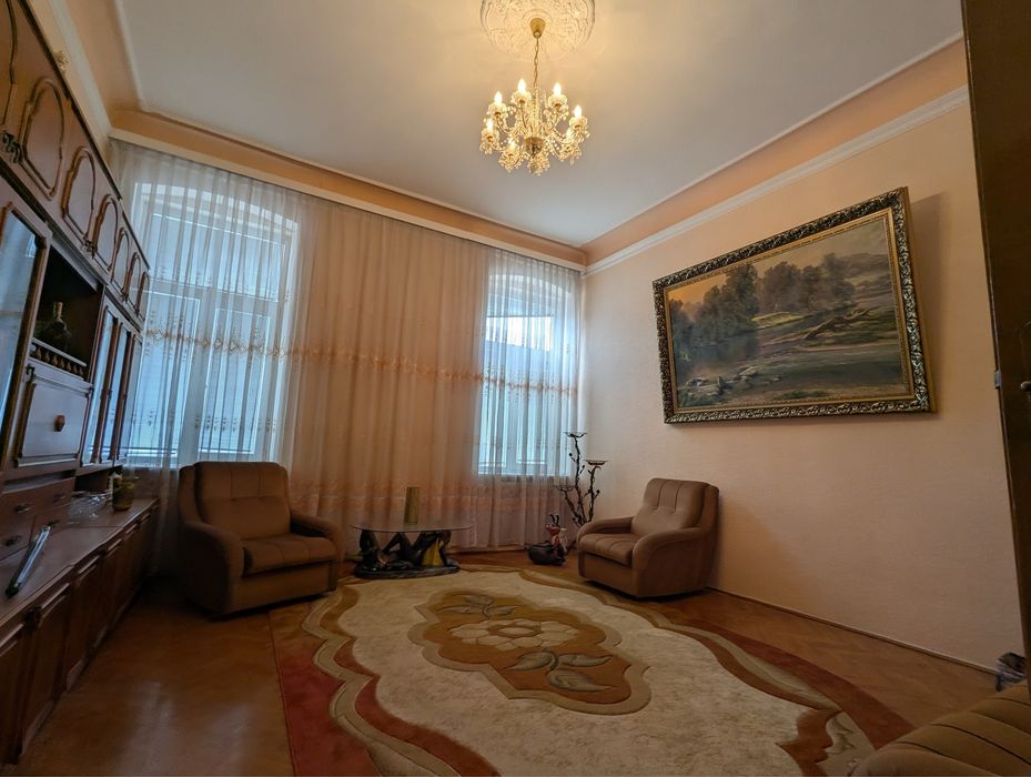Продається велика квартира в центрі міста