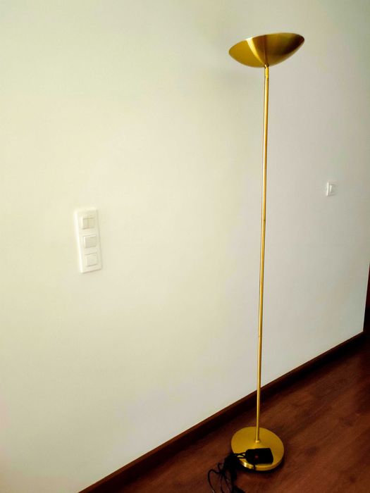 Candeeiro de pé dourado de halogénio