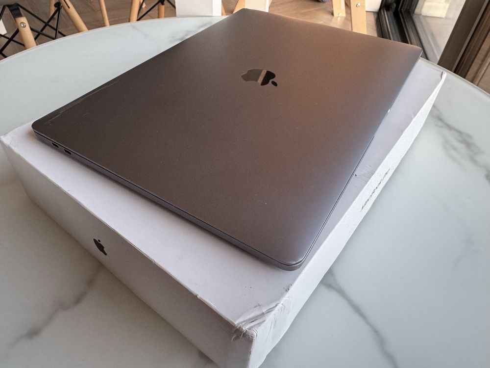 MacBook Pro 15 2019 A1990 Core i7 16 GB RAM 256 SSD