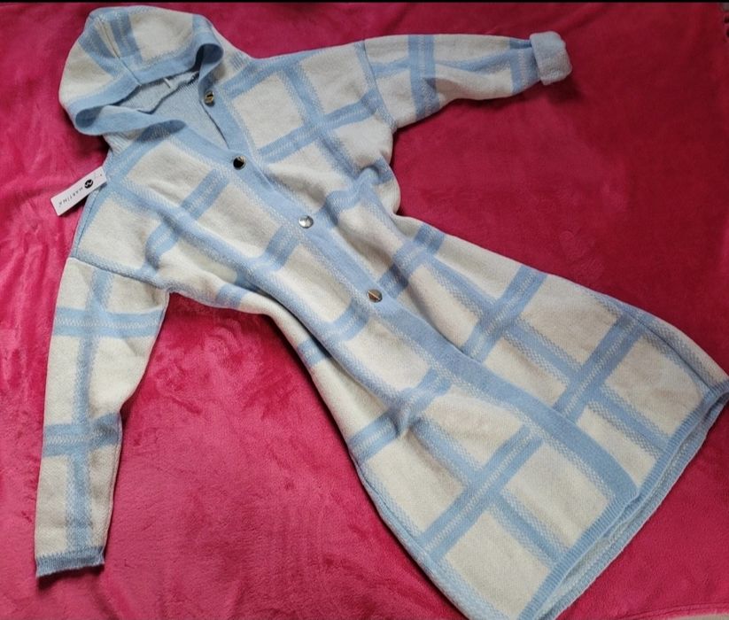 Kardigan płaszcz  w kratę z kapturem sweter