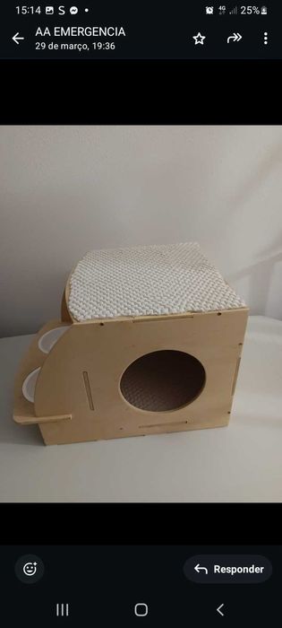 Casinha para gatos, em madeira natural, com zona para alimentação
