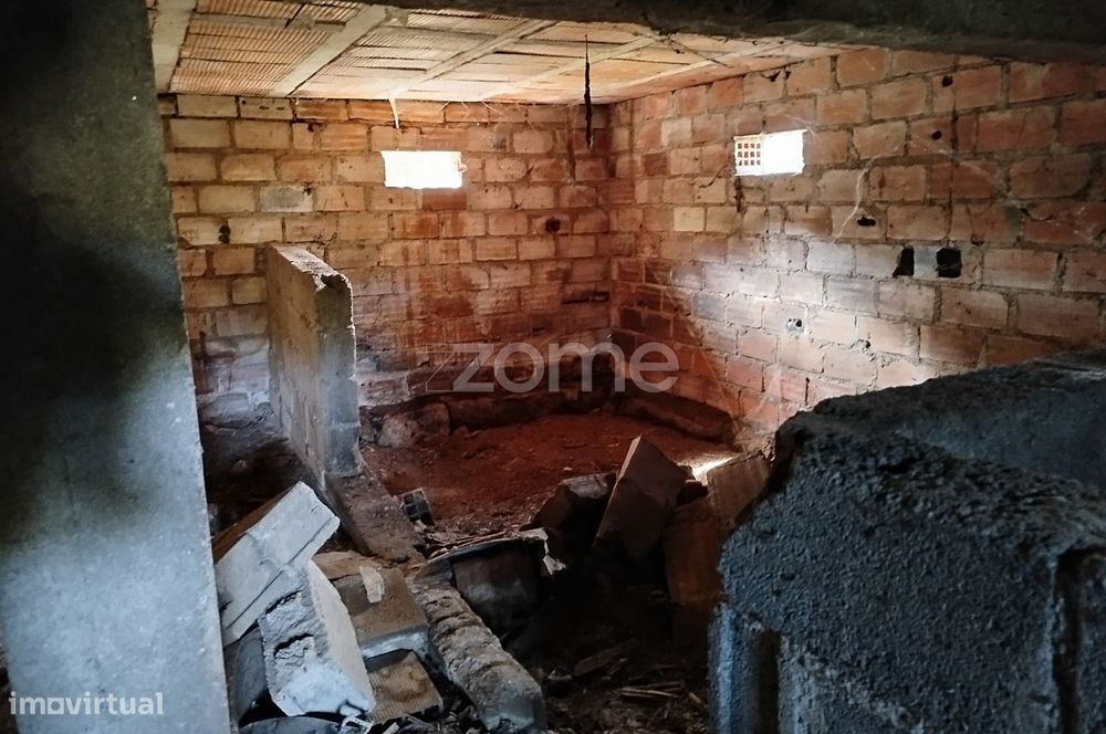 Prédio, armazém com quintal, terreno e garagem – Vilar de Besteiros...