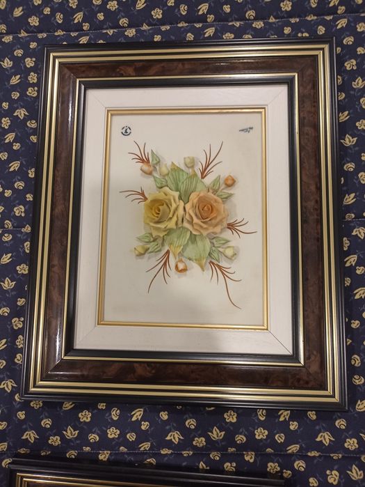 Vendo quadro com motivos em relevo