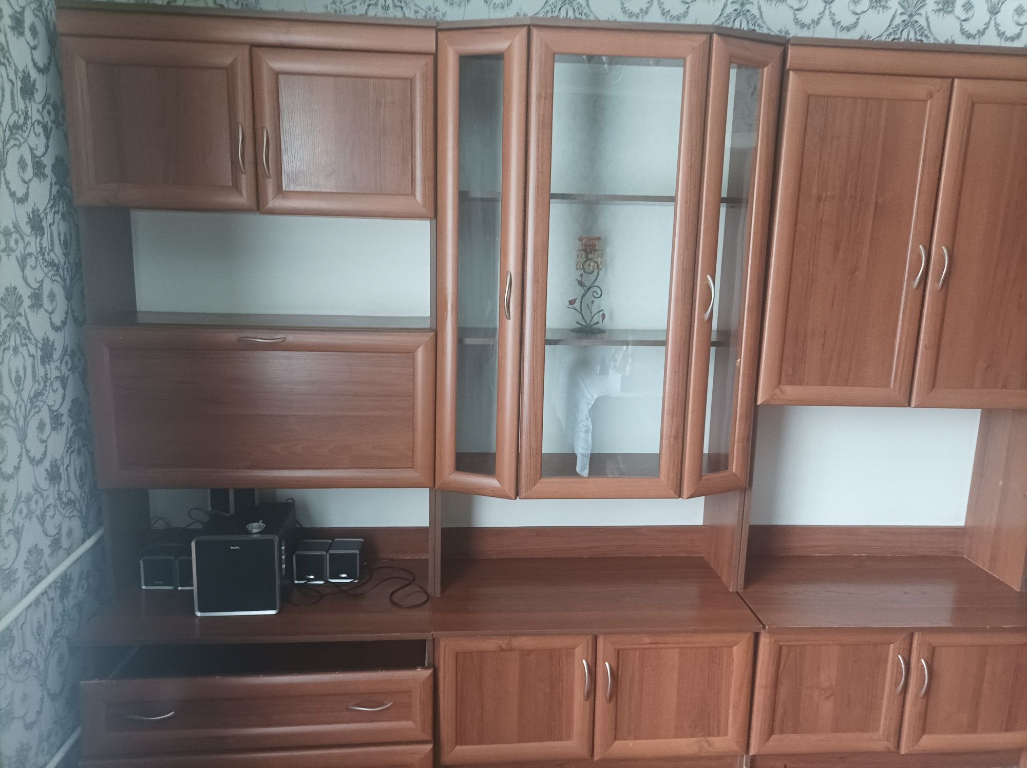 Мебель б/ у для комнаты,состоит из трёх сервантов