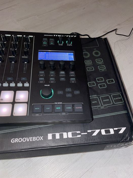 Roland MC707 stan bdb