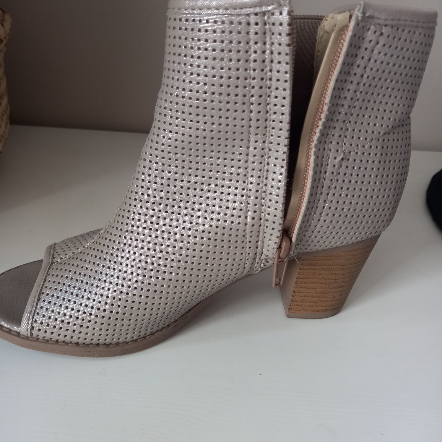 Beżowe sandały wysokie buty z odkrytymi palcami 39