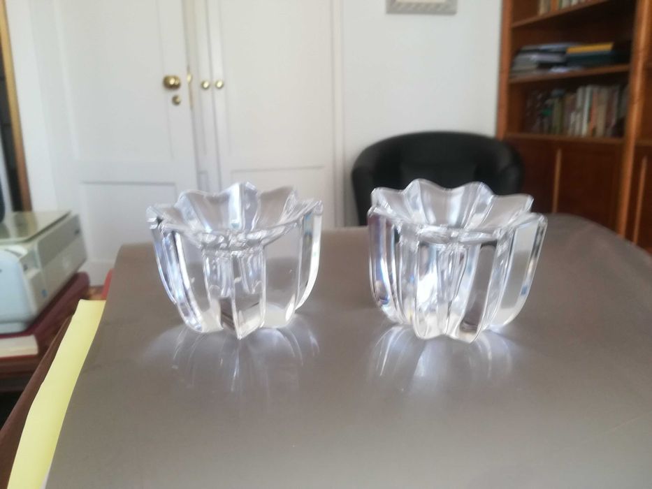 Relógio de mesa , gato e castiçais de cristal