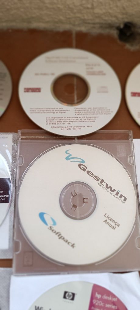 Vários CDs de softwares de programas e máquinas