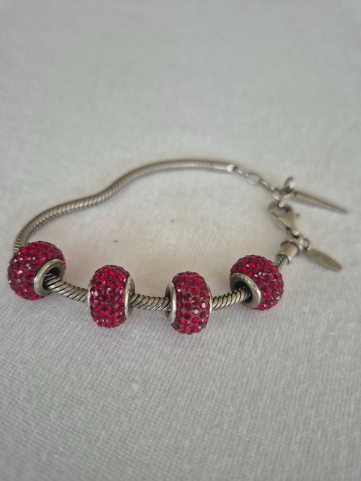 Bransoletka srebrna z czerwonymi zawieszkami APART