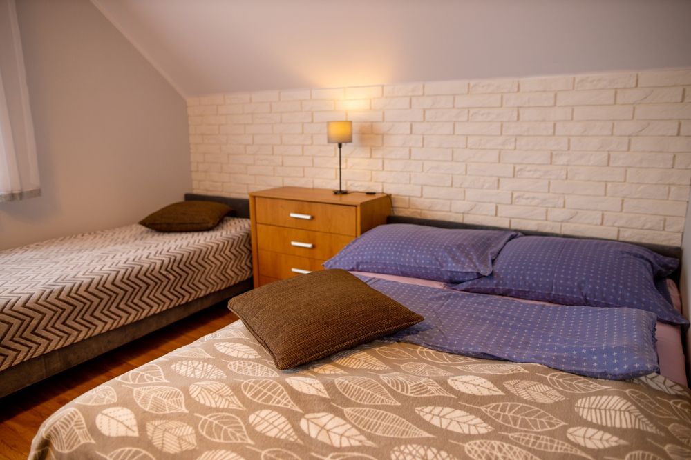 Pokoje z łazienkami i wyposażoną kuchnią w Chmielnie