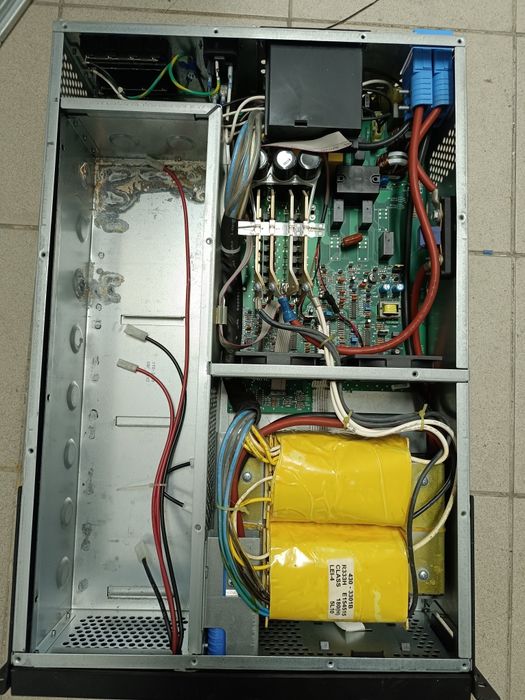 безперебійник APC Smart UPS SUA3000RMXLI3U