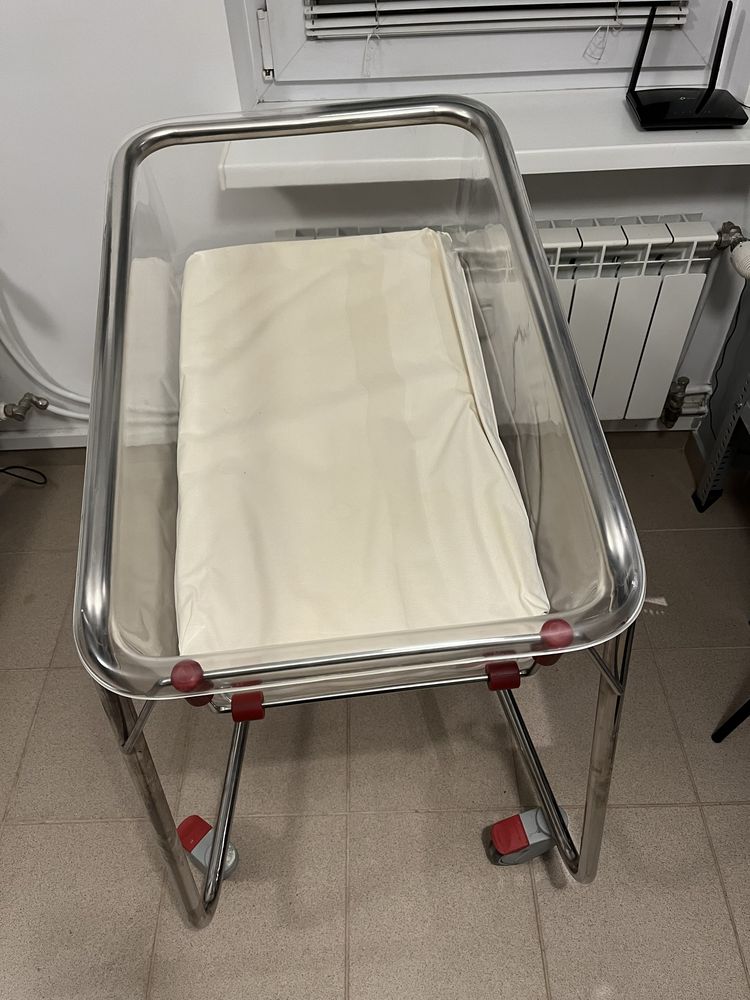 Łóżeczko szpitalne noworodkowe dla niemowląt