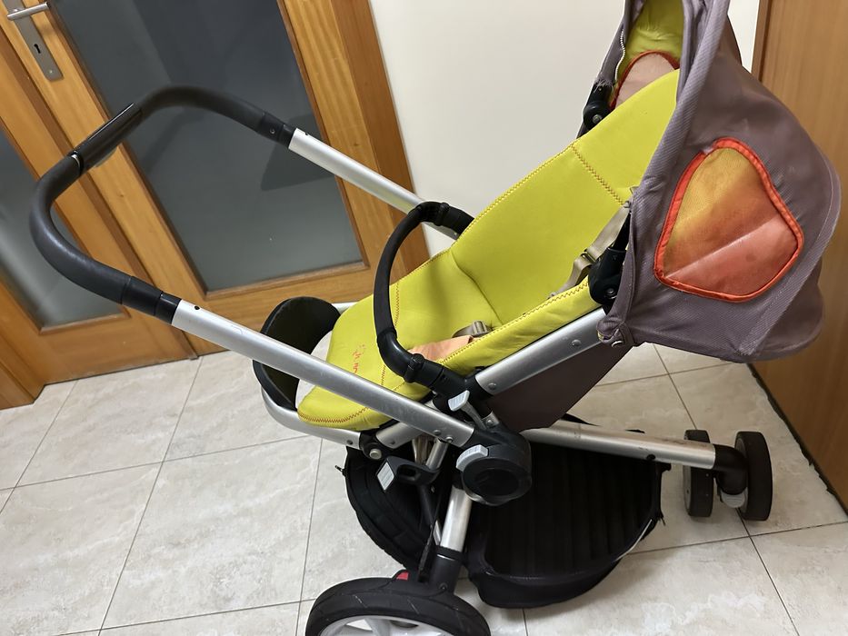 Carrinho preto e verde marca Quinny