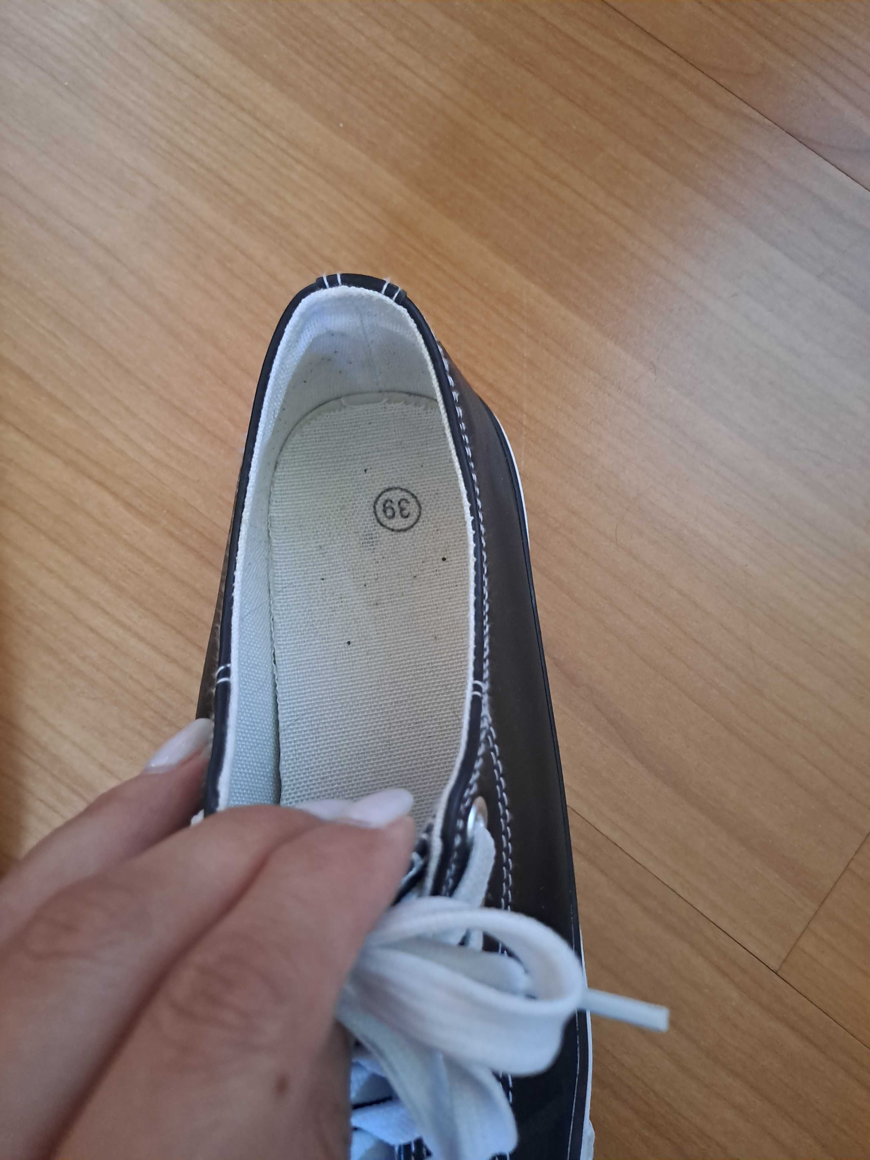 Tenis em pele pretos, tam 39