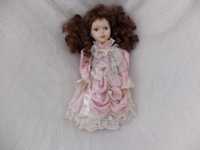 Kolekcjonerska lalka z porcelanową głową, Brunetka różowa sukienka.