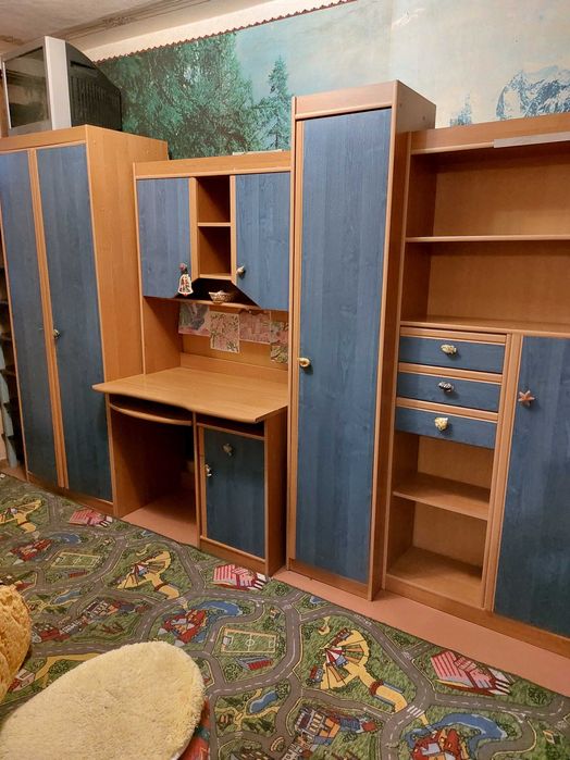 Дитячі меблі,якісні ,дві шафи  ,книжкові полиці, видвижний стіл.