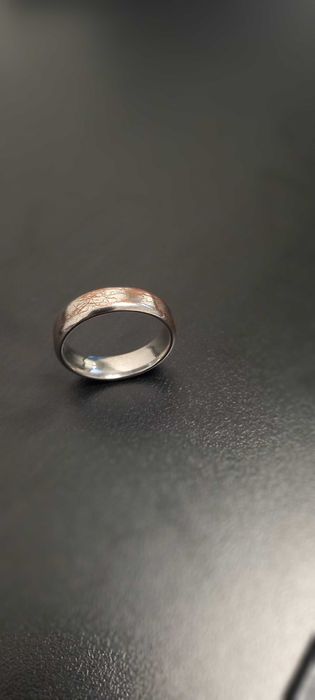 Anel homem prateado com relevo 2 cm diâmetro