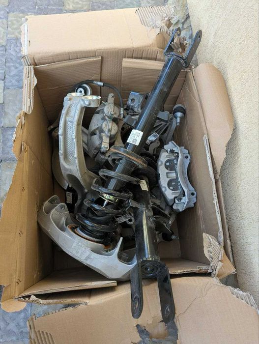 Елементи ходова підвіска амортизатори важелі супорта Cadillac LYRIQ