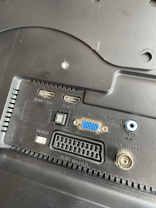 Телевізор Philips з кріпленням до стінки