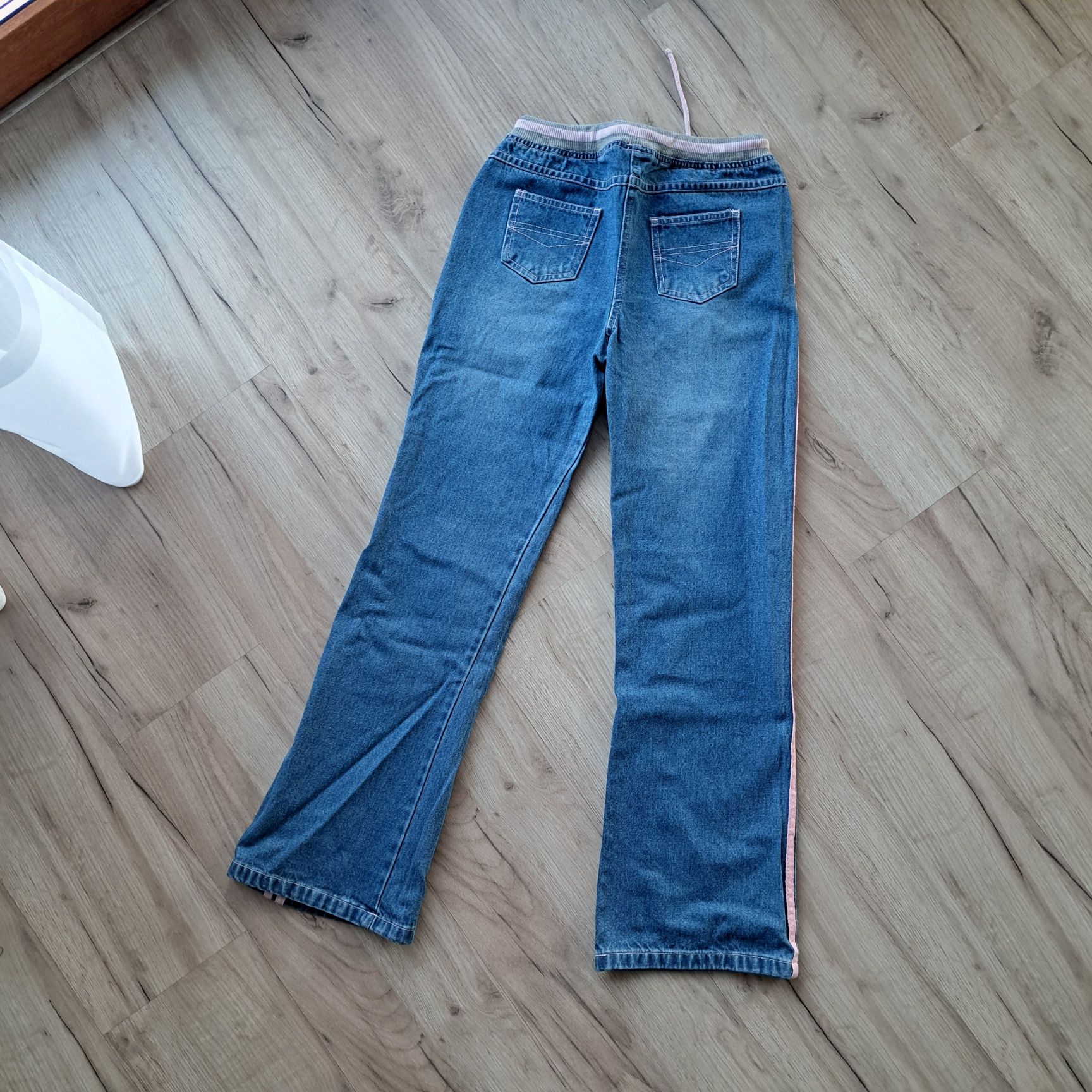 Dziewczęce jeansy joggery z rozszerzanymi nogawkami, rozmiar 152