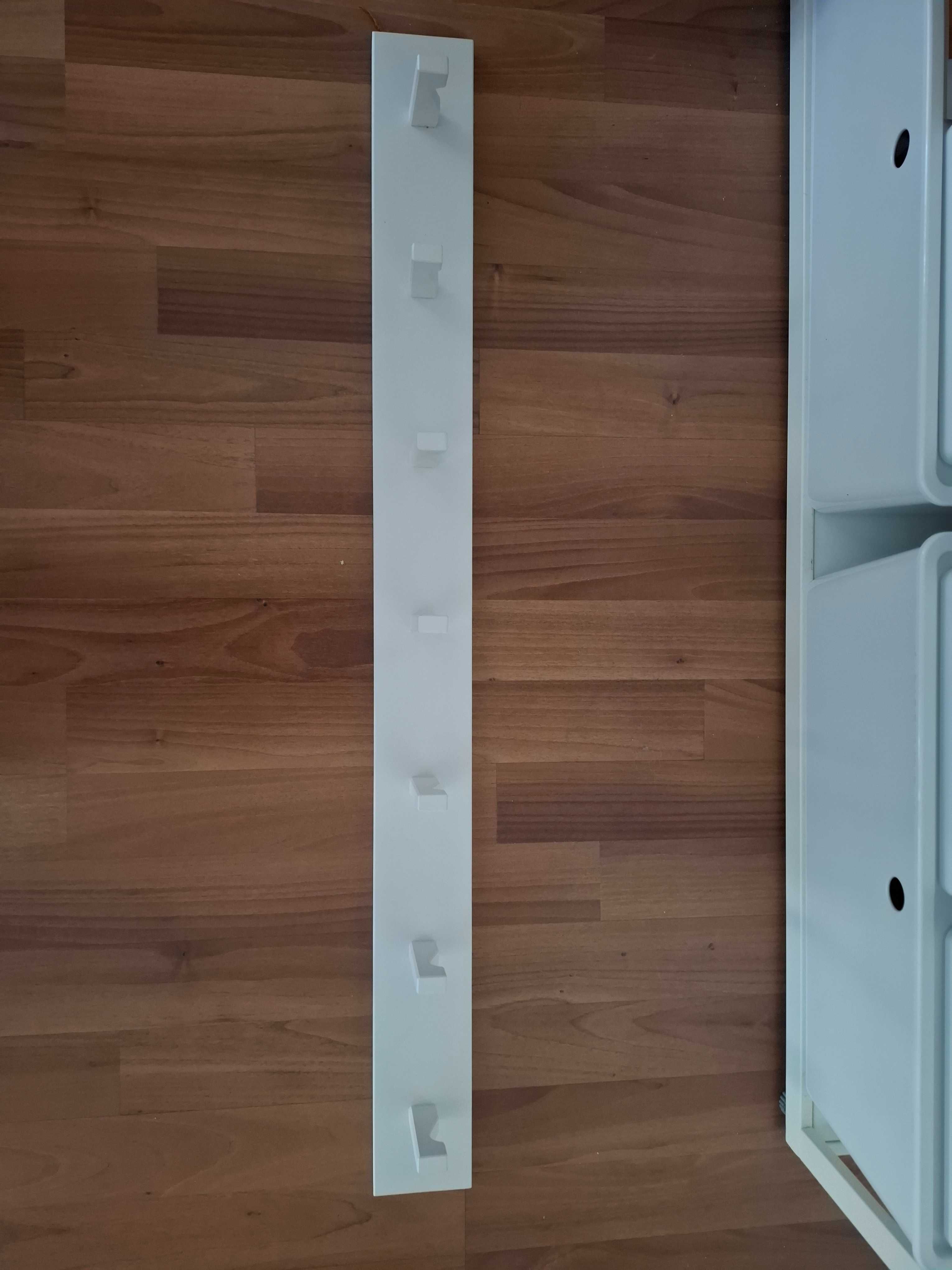 Cabide branco Ikea com 7 ganchos