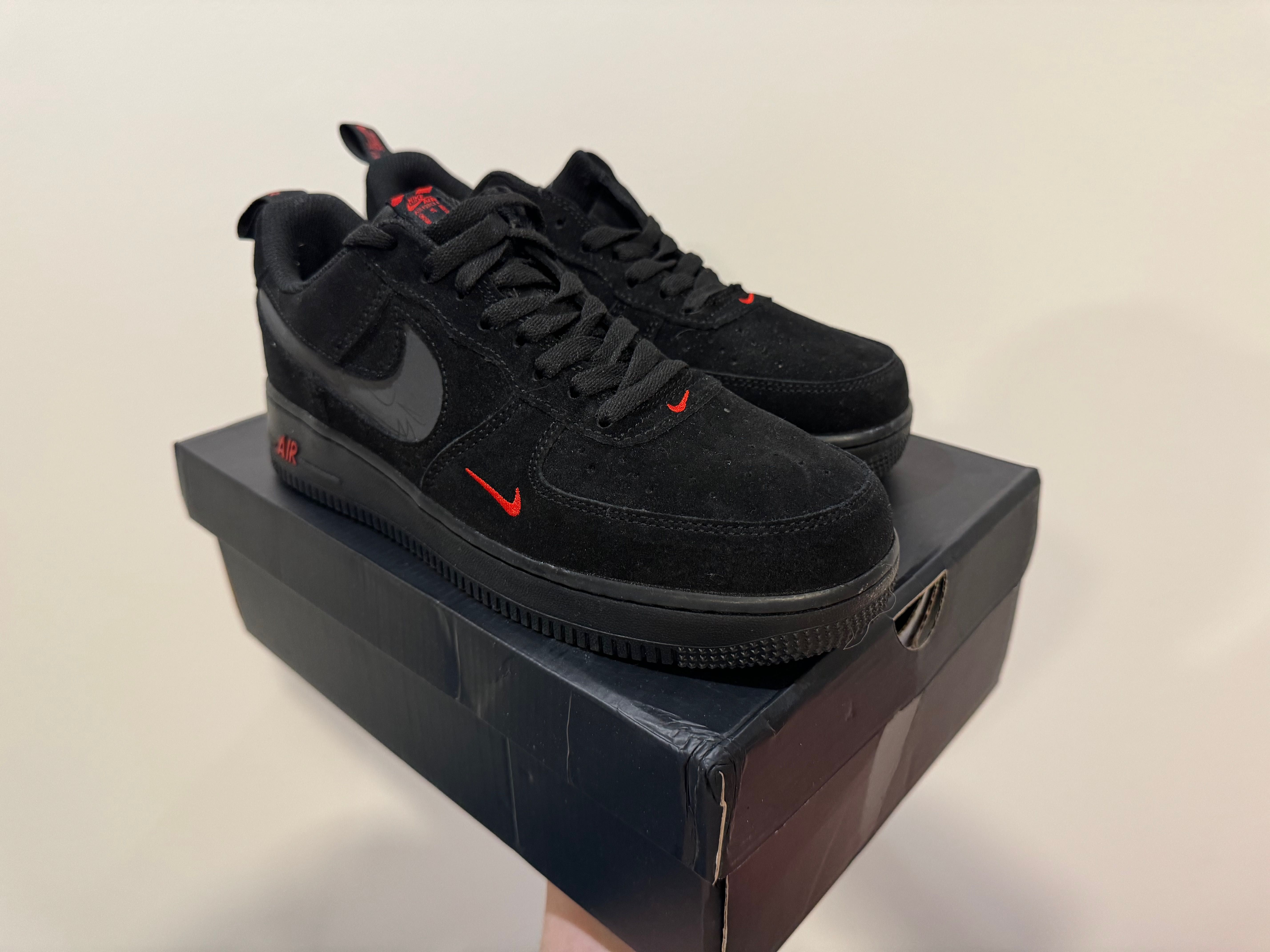 Buty Nike Air Force 1 '07 LV8 "Black & Light Crimson" r. 42