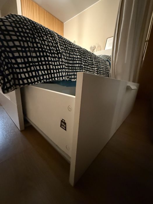 Cama com cabeceira e arrumação Brimmes