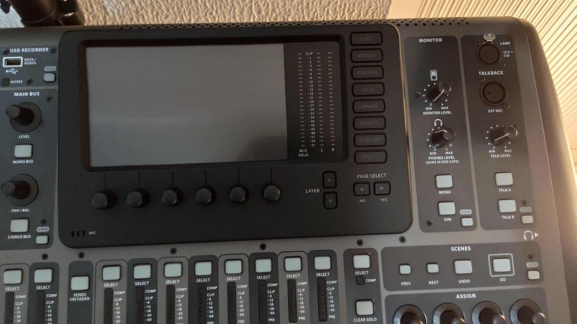 Behringer X32 + Case + X-Live Card + Decksaver – Como Nova!