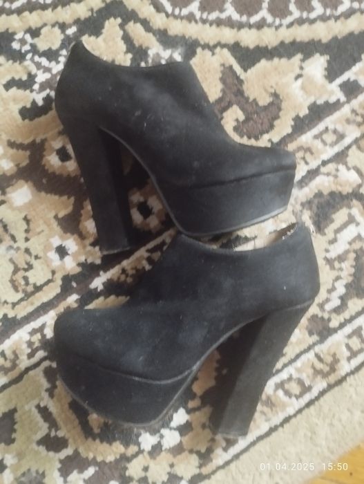 Ботфорды чёрные.