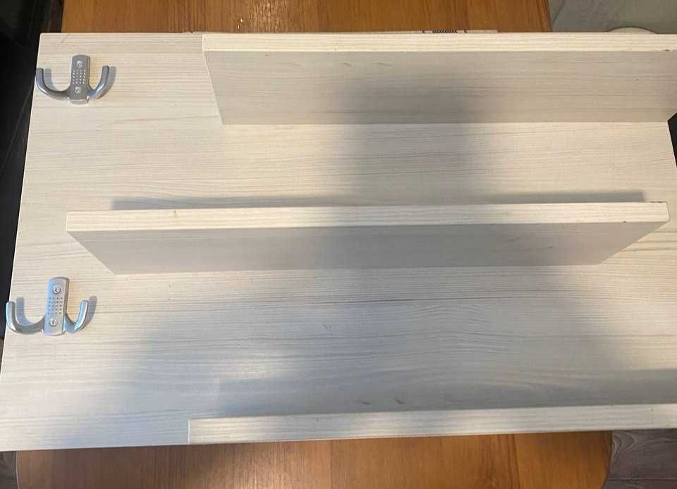 Продам Полка настенная с крючками. Состояние нового.