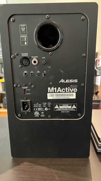 CONJUNTO ESTUDIO ALESIS: Monitores M1 Active 520 + Mesa Multimix 8