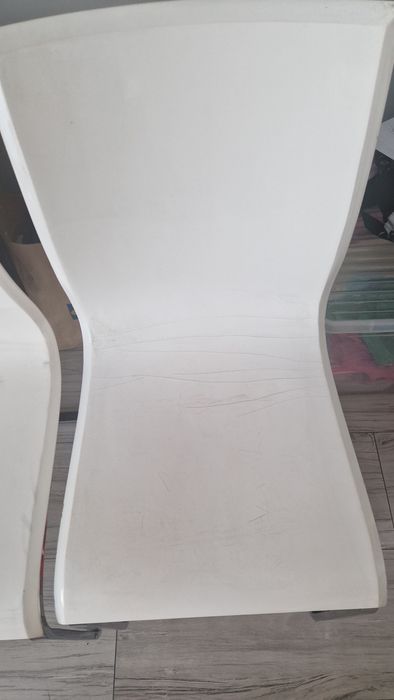 Krzesła lakierowane