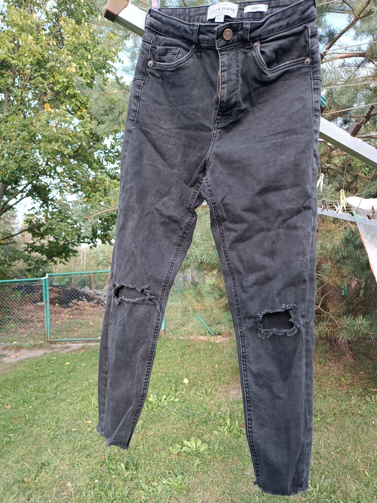 Dżinsy spodnie 38/M dziury na kolanach przetarcia czarne obcisłe+PASEK