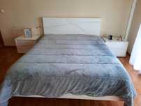 Cama + 2 mesinhas + 2 cómodas + espelho