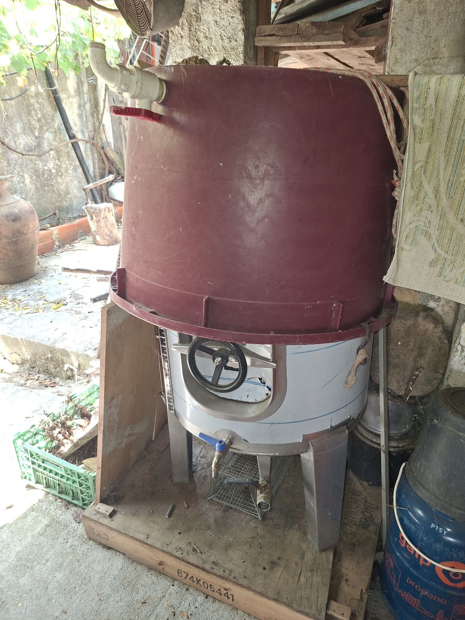 Tina 300 Lt mais Depósito para vinhos