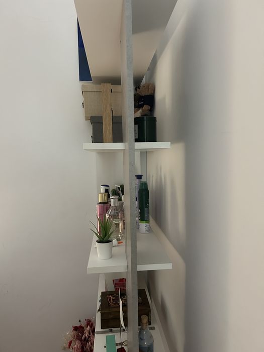 Estante branca c/ promenor cinzento