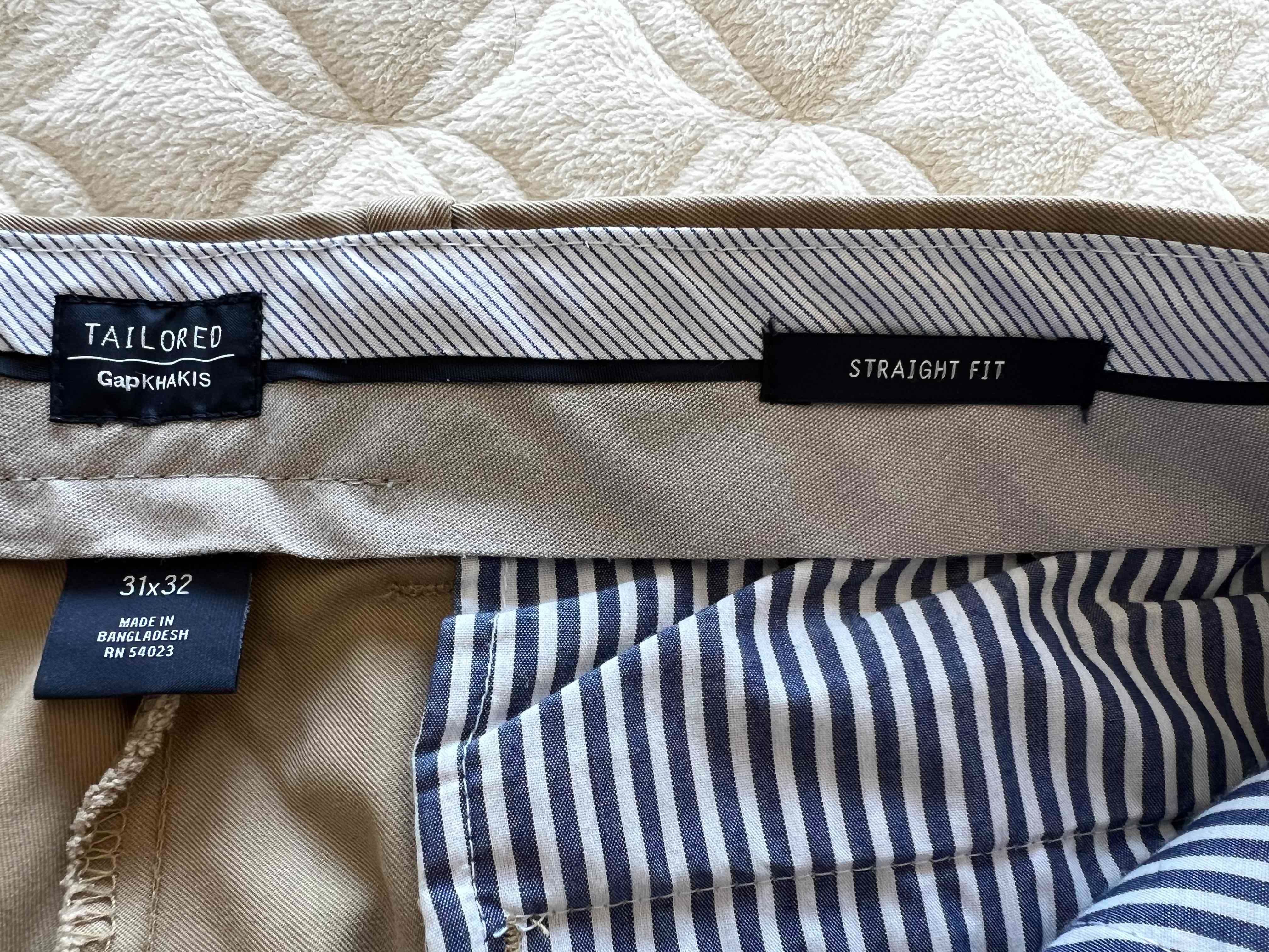 Męskie spodnie marki GAP, beżowe