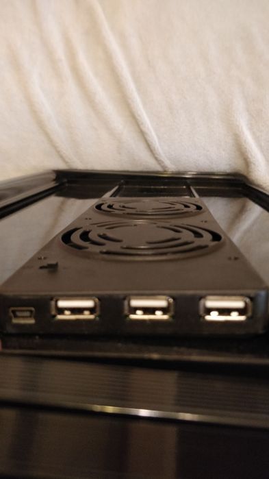 Складний комп'ютерний стіл, що регулюється по висоті