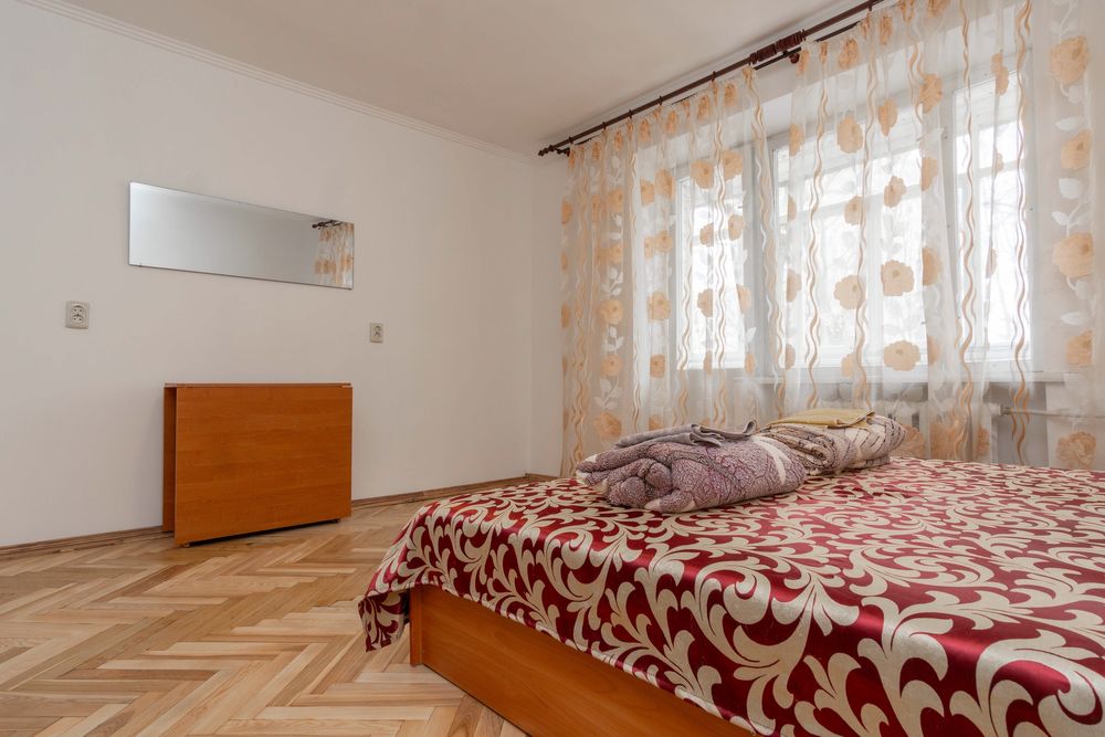 Вільна з 3-го. 2-х кімн.поверх 2 , подобово , посуточно, потижнево