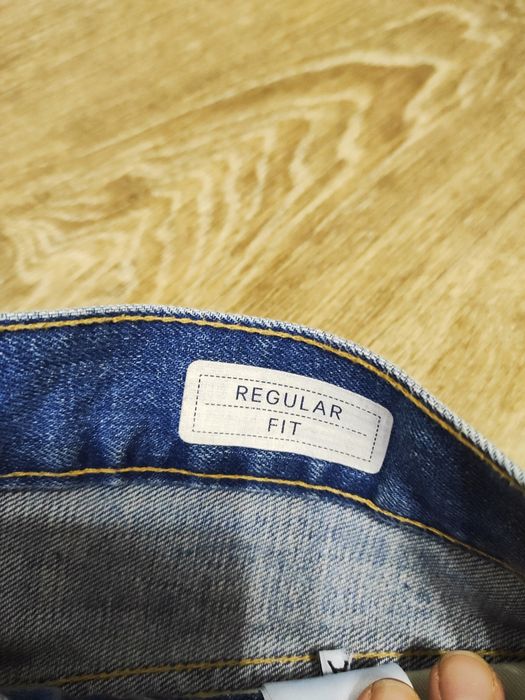 Светлые джинсы HM