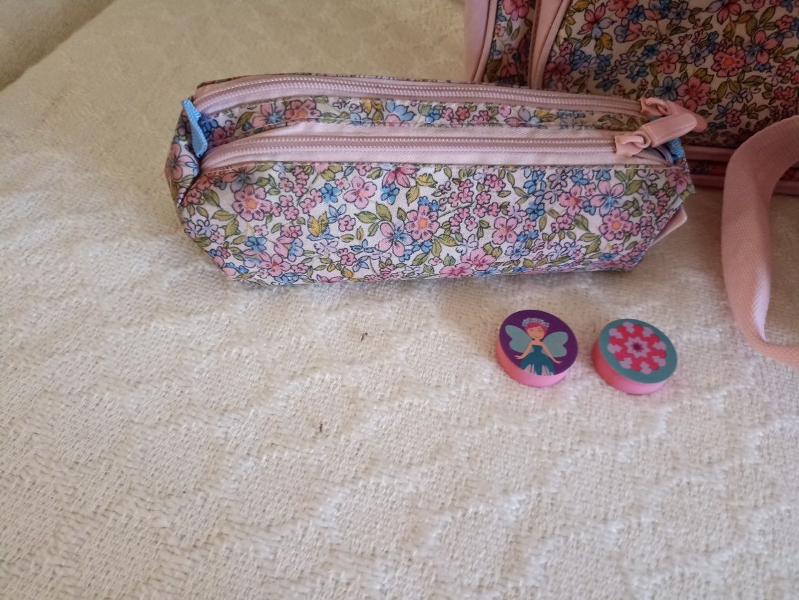 Conjunto composto por: mochila, lancheira e estojo